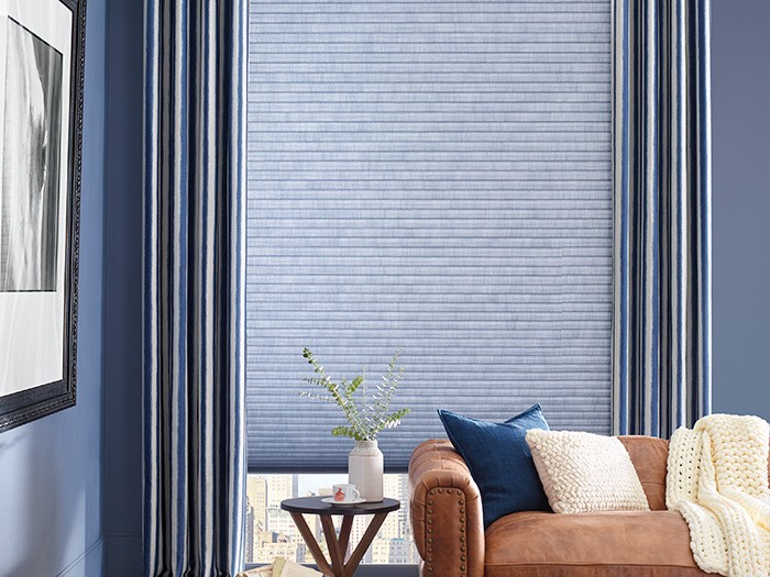 Tissu pour panneaux latéraux et draperies Design Studio MC : Straits  Couleur : Navy Tissu pour stores en nid-d’abeilles Duetteᴹᴰ : ArchitellaMD Elanᴹᴰ  Couleur : Indigo Mood