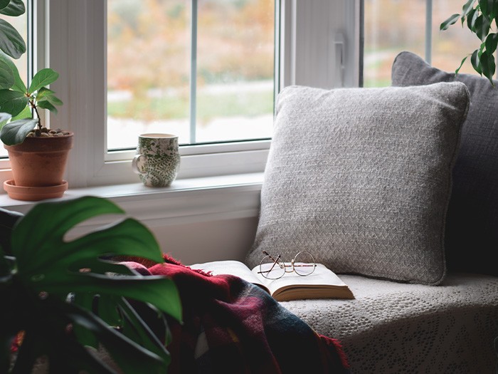 Maintenez le confort en ajoutant des coussins et une couverture légère