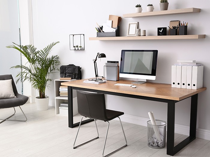 Bureau bien éclairé et propre avec un mobilier moderne.