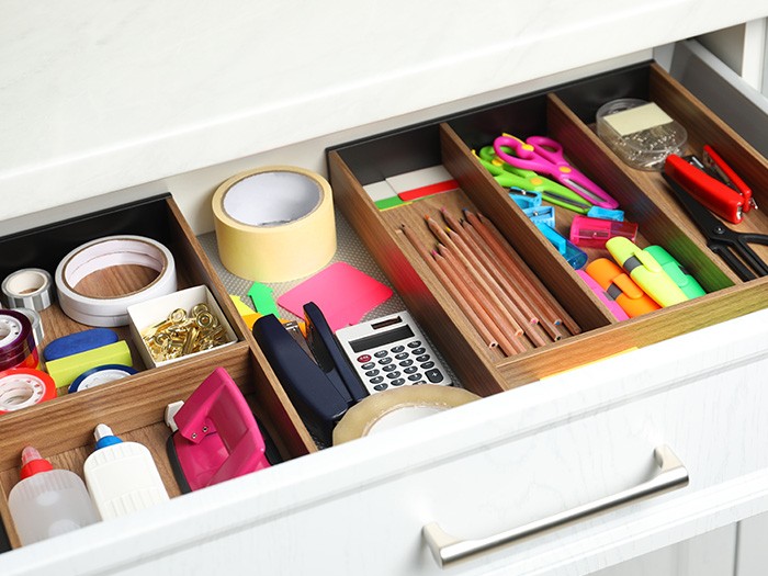 Un tiroir avec séparateurs pour fournitures de bureau.